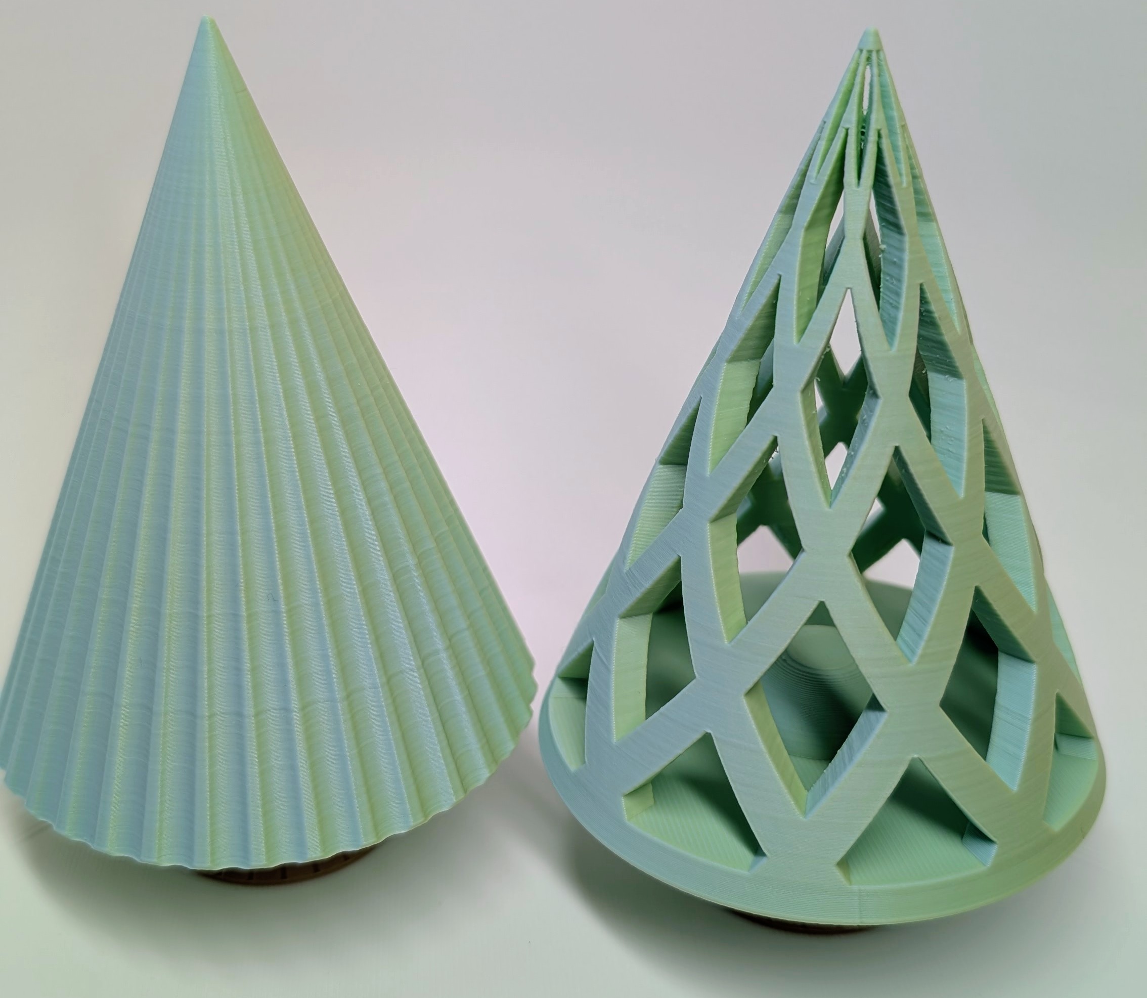 Moderne Deko-Tannen in Grün